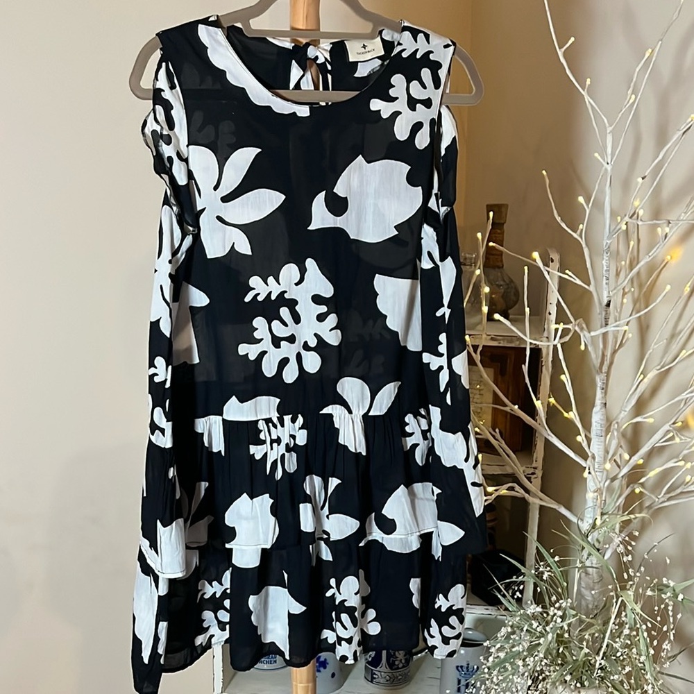 Tuckernuck L Beautiful black/white dress floral print,1” flutter sleeves.Layered